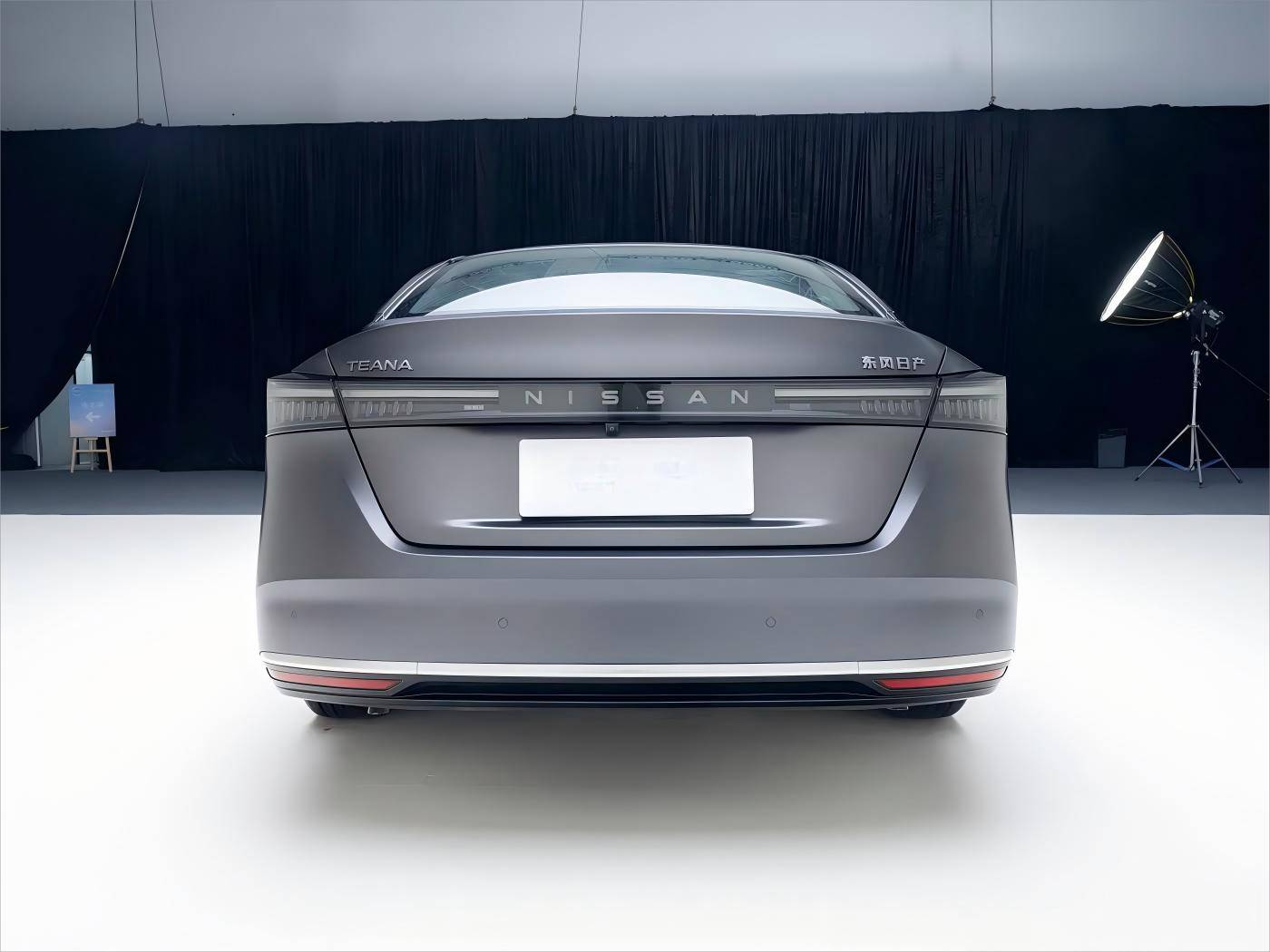 新款日產天籟正式亮相!外觀造型更大氣,搭載全新鴻蒙座艙